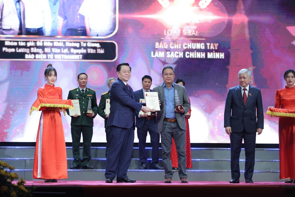 Nhóm tác giả Báo VietnamNet nhận giải. (Ảnh Hoàng Đạt/Vietnam+)