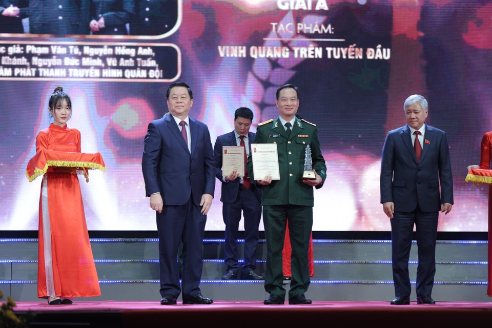 Đại diện nhóm tác giả Trung tâm Phát thanh Truyền hình Quân đội nhận giải A. (Ảnh Hoàng Đạt/Vietnam+)