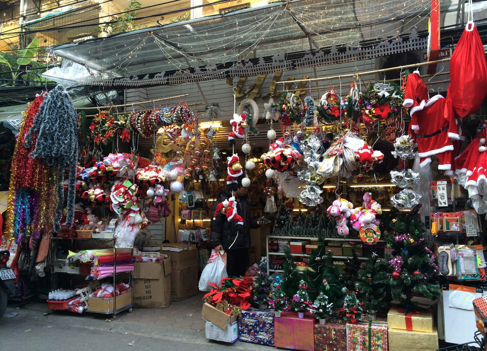 Sắc màu Noel ở phố Tôn Thất Tùng (Ảnh: Nhật Linh/Vietnam+)