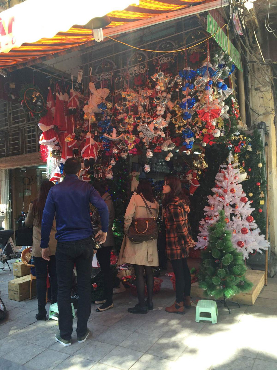 Khách hàng say sưa lựa chọn những món đồ Giáng sinh (Ảnh: Nhật Linh/Vietnam+)