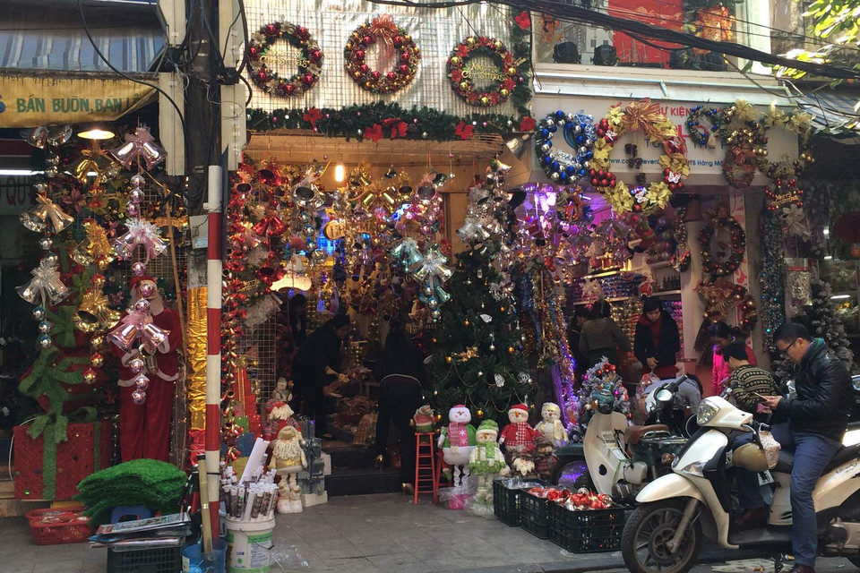 Phố Hàng Mã rộn ràng đón Giáng sinh (Ảnh: Nhật Linh/Vietnam+)