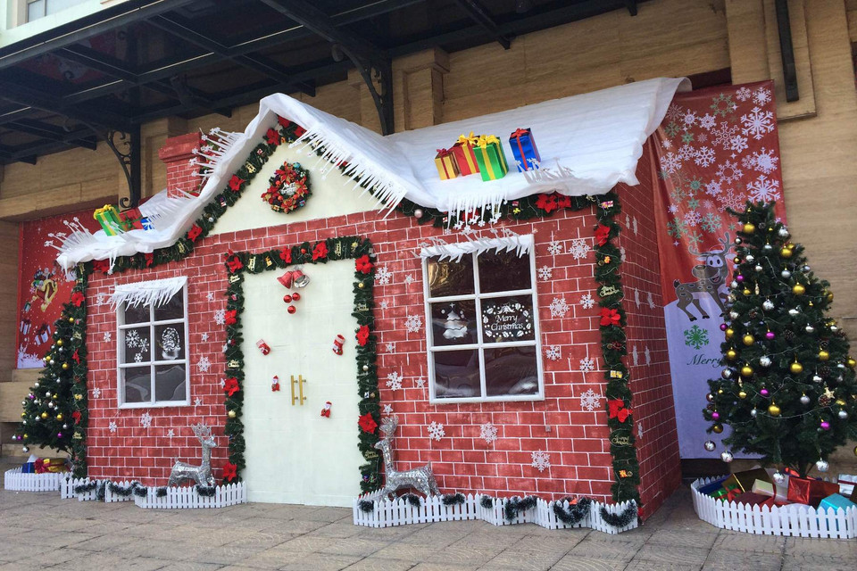 Ngôi nhà tuyết trắng trước cửa Trung tâm thương mại Hàng Da (Ảnh: Nhật Linh/Vietnam+)