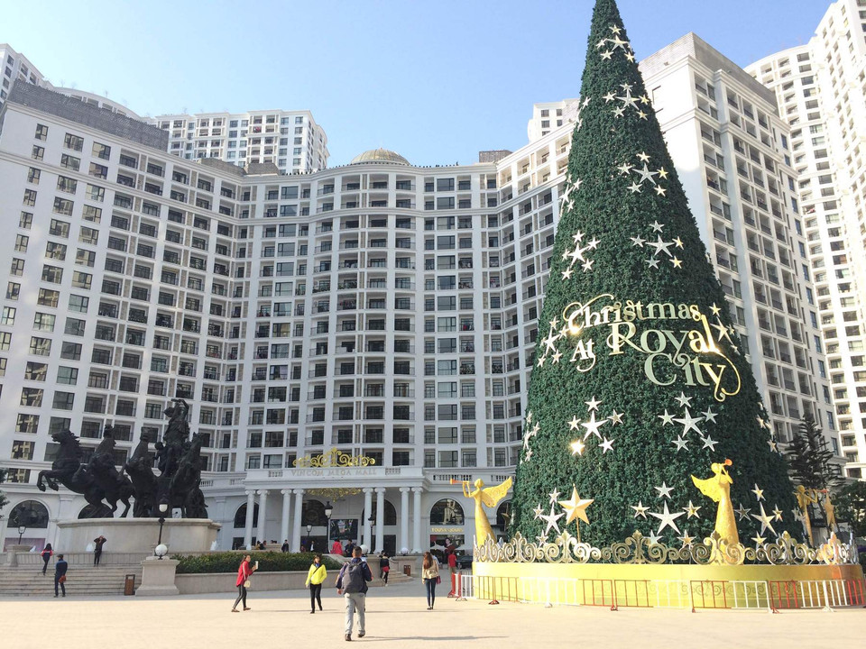 Tại sân trước Royal City, cây thông lớn đã được dựng sẵn Ảnh: Nhật Linh/Vietnam+)