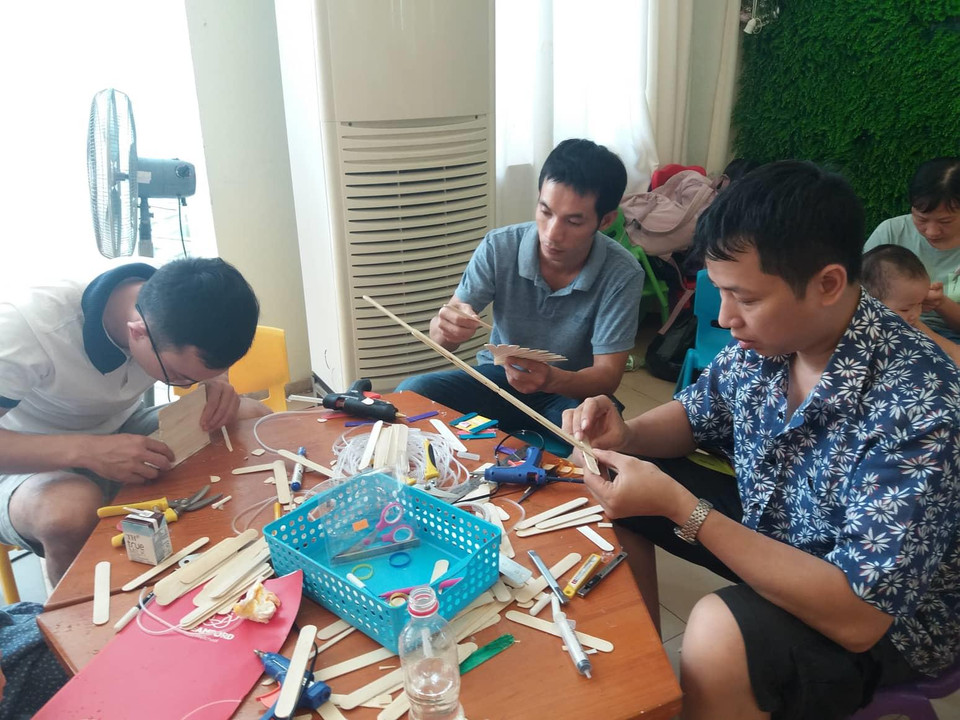 Các phụ huynh nam cũng rất say sưa với STEM. Một ông bố chia sẻ: "Tôi cảm thấy mình như trở về tuổi thơ. Sau sự kiện hôm nay, tôi cũng sẽ tìm những vật liệu đơn giản, tận dụng đồ tái chế, để có thể chơi với con nhiều hơn. Đây cũng là kênh kết nối rất tốt giữa cha mẹ và con cái, khi cùng chơi, cùng làm các thí nghiệm khoa học, vừa hạn chế điện thoại, tivi, vừa giúp bố mẹ, con cái gần gũi nhau hơn." Theo bà Nông Thị Thu Huyền, Giám đốc STEM của Mầm non STEMFORD KIDS, đó cũng chính là mục tiêu mà chương trình hướng tới.