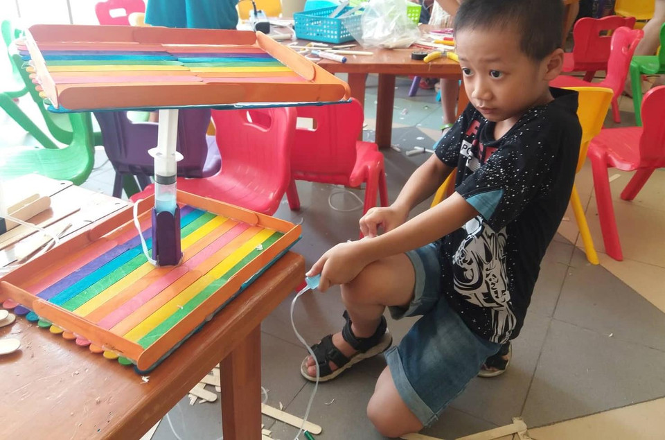 Một mô hình khác của thí nghiệm về thủy lực, với xilanh và que tre đơn giản. (Ảnh: PV/Vietnam+)