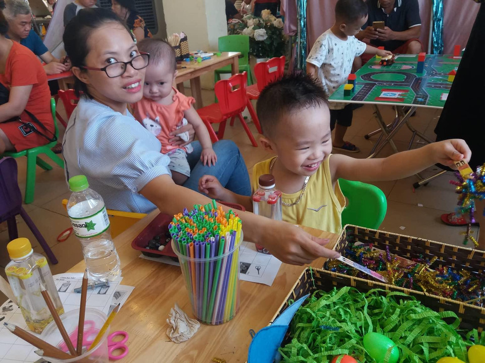 Ba mẹ con chị Vũ Thị Dung (Thanh Xuân, Hà Nội) hào hứng tham gia chương trình. "Đây là hoạt động rất ý nghĩa, vừa tạo sân chơi cho trẻ, vừa giúp phụ huynh hiểu hơn về giáo dục STEM. Công nghệ giáo dục này không phải là những thứ xa vời như chế tạo robot mà ở đây, tôi thấy đơn giản như việc thả một chiếc lông lên mặt nước và từ đó con hiểu được vật liệu nổi, chìm. STEM vừa giúp trẻ tư duy tốt hơn, khả năng tập trung cao hơn," chị Dung chia sẻ. (Ảnh: PV/Vietnam+)