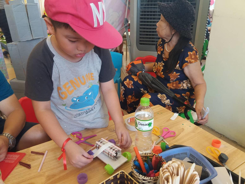 Chương trình do Hệ thống Mầm non STEMFORD KIDS tổ chức, nhằm đưa giáo dục STEM đến gần hơn với phụ huynh. STEM là phương pháp giáo dục kết hợp giữa khoa học, kỹ thuật, công nghệ và toán học, nhằm giúp học sinh rèn luyện và phát triển nhiều kỹ năng như tư duy, sáng tạo, thực tế, sự khéo léo và khả năng làm việc nhóm... Chương trình đã thu hút sự tham gia của đông đảo học sinh, phụ huynh. (Ảnh: PV/Vietnam+)