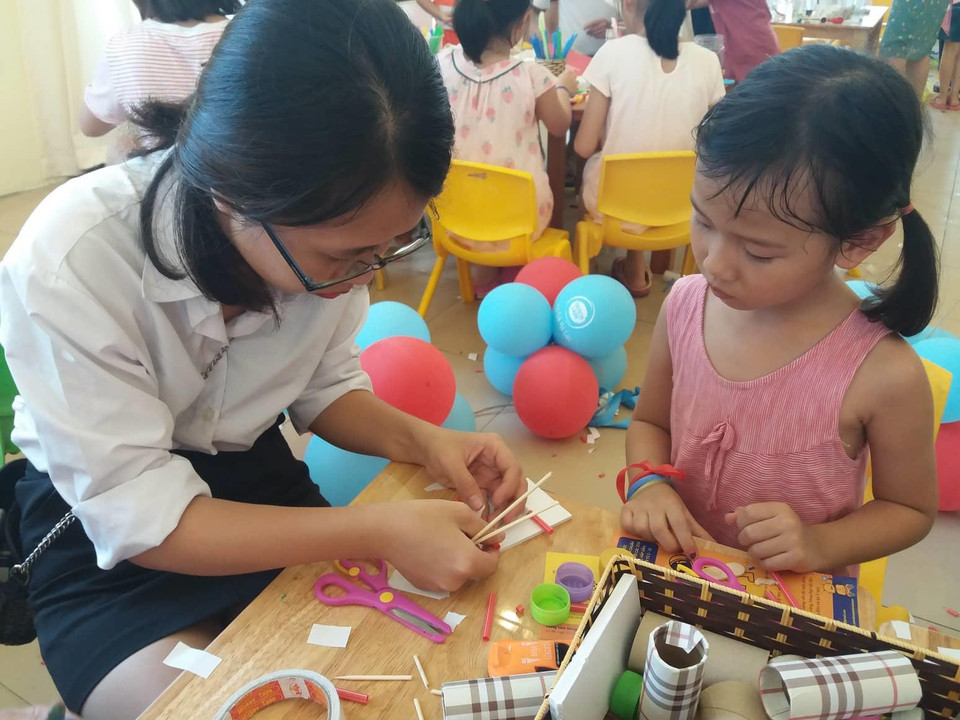 Em Trần Quốc An, ở phố Vũ Trọng Phụng say mê với việc sáng tạo mô hình ôtô từ nắp chai và lõi giấy vệ sinh. An cho biết, em chưa bao giờ được tham gia các hoạt động sáng tạo này nên thấy rất thích thú. (Ảnh: PV/Vietnam+)