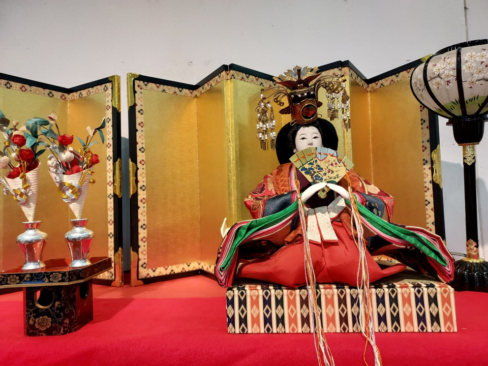 Búp bê Hoàng hậu trang phục lộng lẫy ngự ở trên tầng cao nhất. (Ảnh: Minh Thu/Vietnam+)