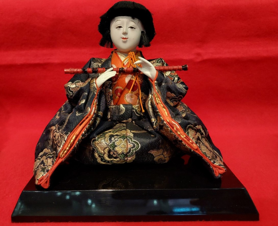 Nhạc công thổi sáo. (Ảnh: Minh Thu/Vietnam+)