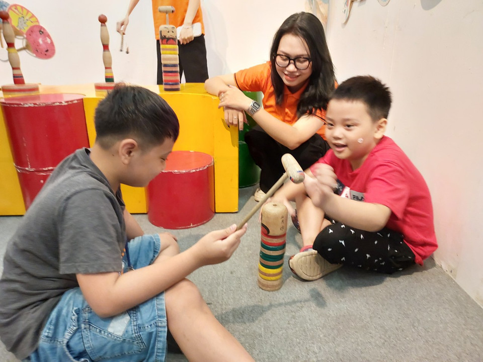 Trẻ em trải nghiệm trò chơi truyền thống của Nhật. (Ảnh: Minh Thu/Vietnam+)