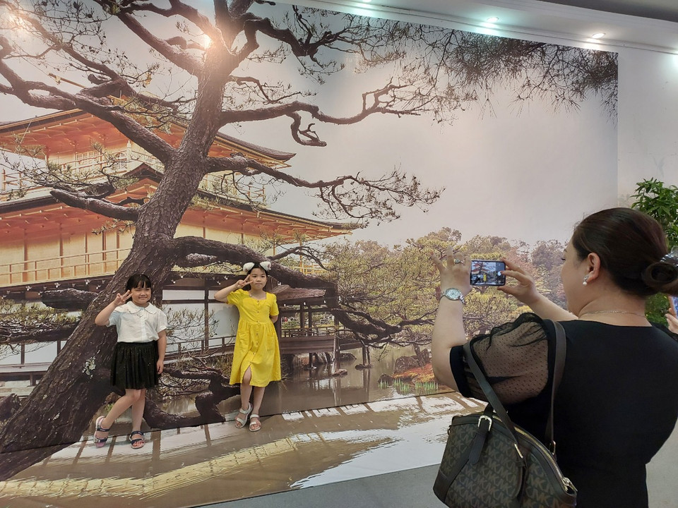 Khu vực chụp ảnh check-in cho khách tham quan. (Ảnh: Minh Thu/Vietnam+)