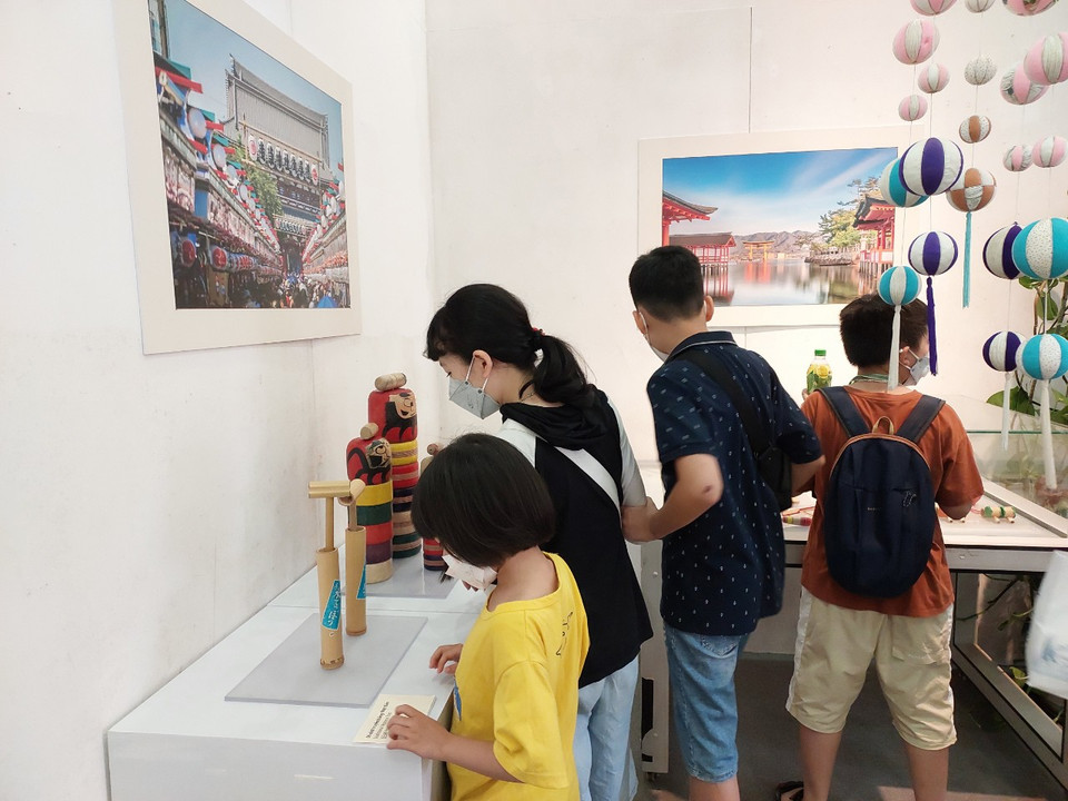 Tìm hiểu những món đồ chơi truyền thống Nhật Bản. (Ảnh: Minh Thu/Vietnam+)