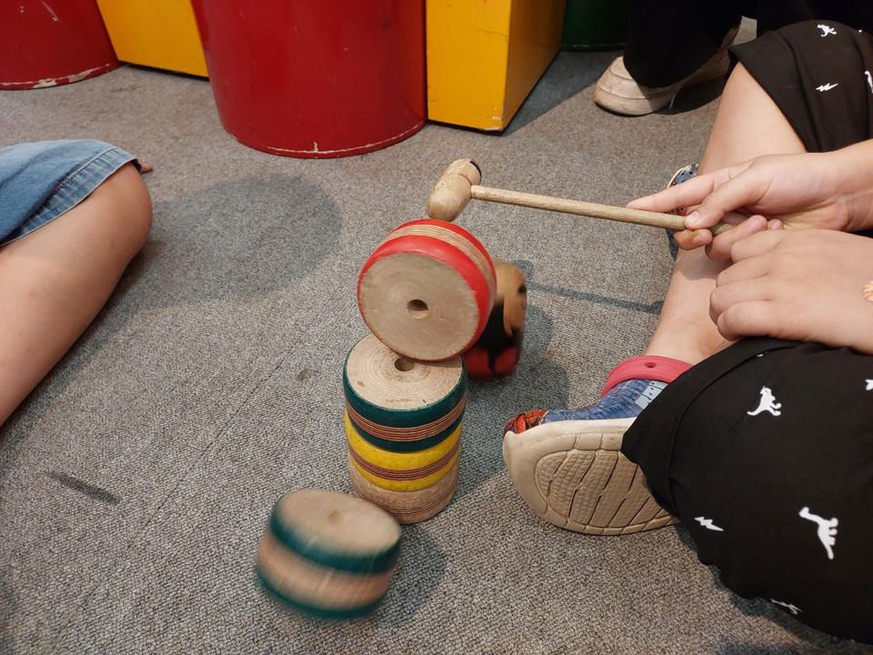 Daruma otoshi là đồ chơi bằng gỗ được tạo thành từ năm miếng xếp chồng lên nhau, trên cùng là miếng chính, Daruma. Mục tiêu của trò chơi là sử dụng vồ để đập từng mảnh dưới Daruma mà không lật đổ Daruma. (Ảnh: Minh Thu/Vietnam+)