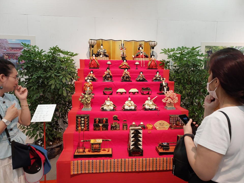 Bộ sưu tập búp bê Hina được trang trí trên kệ 7 tầng. Trong bộ sưu tập này, búp bê Lãnh chúa và Hoàng hậu/Công chúa ngự ở tầng cao nhất, bên dưới là 3 nữ quan có nhiệm vụ hầu hạ, 5 nhạc công, 2 viên quan Thượng thư và 3 người làm việc trong nhà. (Ảnh: Minh Thu/Vietnam+)