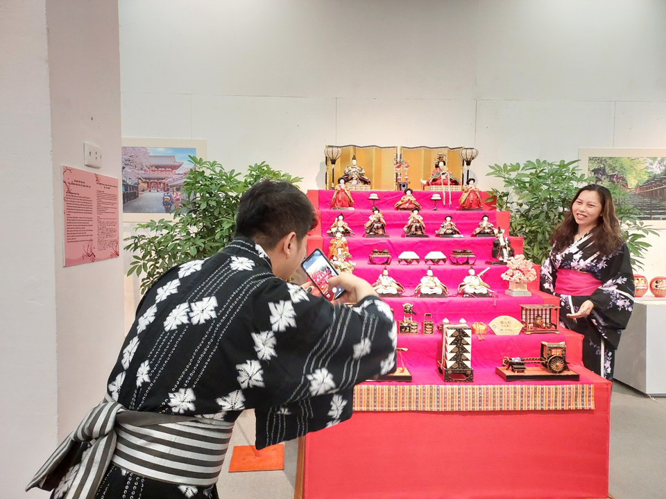 Khách tham quan trải nghiệm không gian văn hóa Nhật Bản trong trang phục yukata. (Ảnh: Minh Thu/Vietnam+)