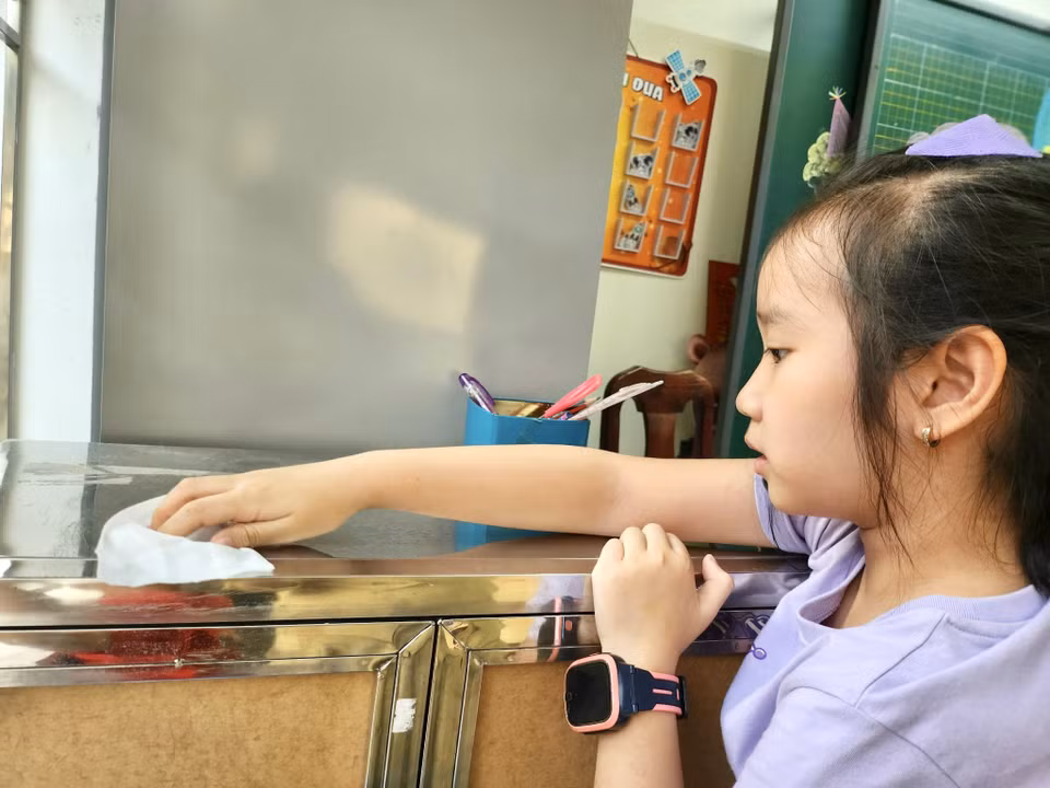 Học sinh Trường Tiểu học Thành Công B vệ sinh lớp học. (Ảnh: PV/Vietnam+)
