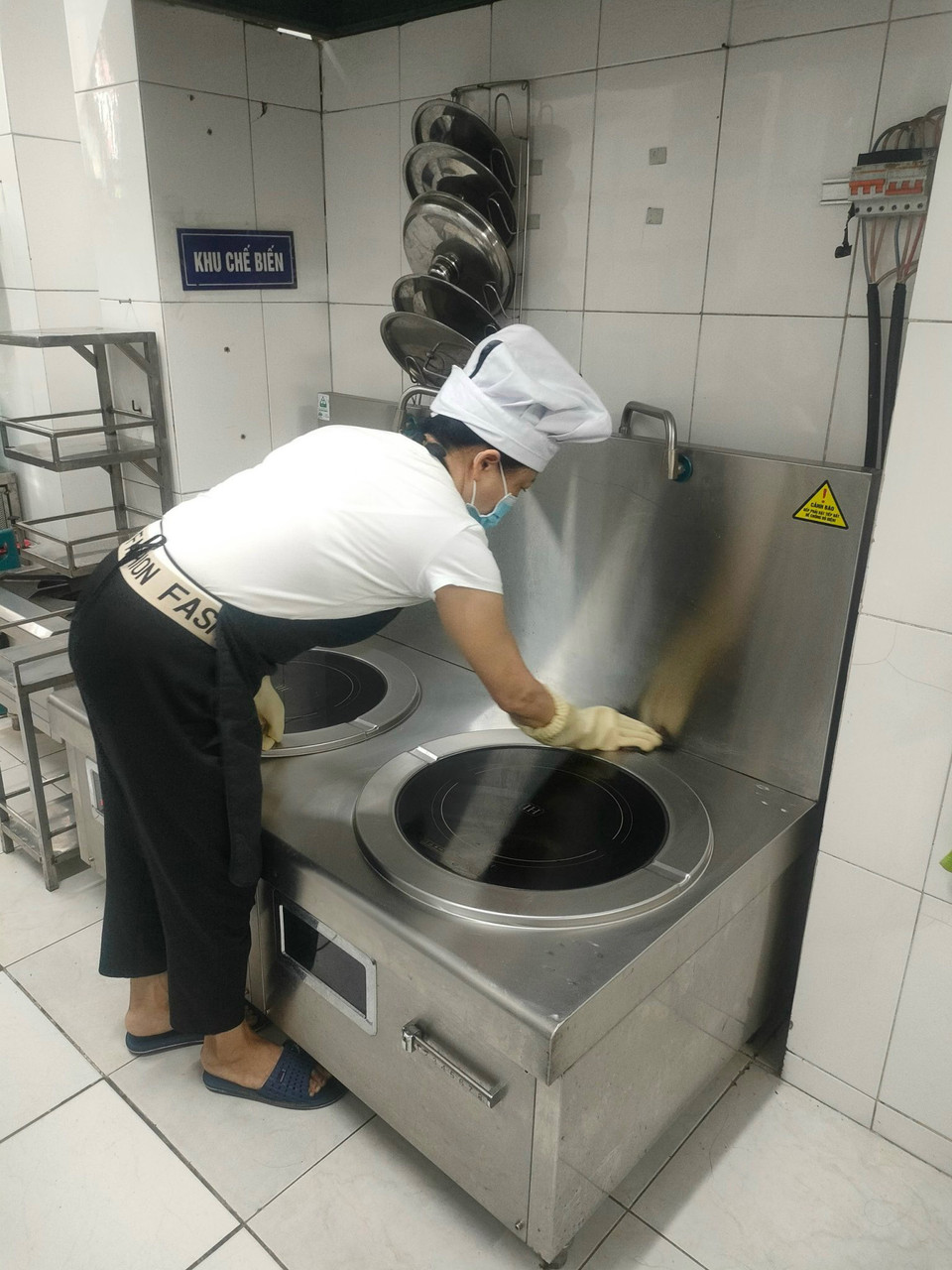 Bên cạnh đảm bảo vệ sinh an toàn thực phẩm, đây cũng là hoạt động cần thiết trong bối cảnh Hà Nội đang trong thời tiết giao mùa và có cùng lúc nhiều dịch bệnh như đau mắt đỏ, sốt xuất huyết, tay chân miệng. Trong ảnh, nhân viên lau dọn khu vực bếp tại Trường Mầm non Hoa Đào. (Ảnh: PV/Vietnam+)