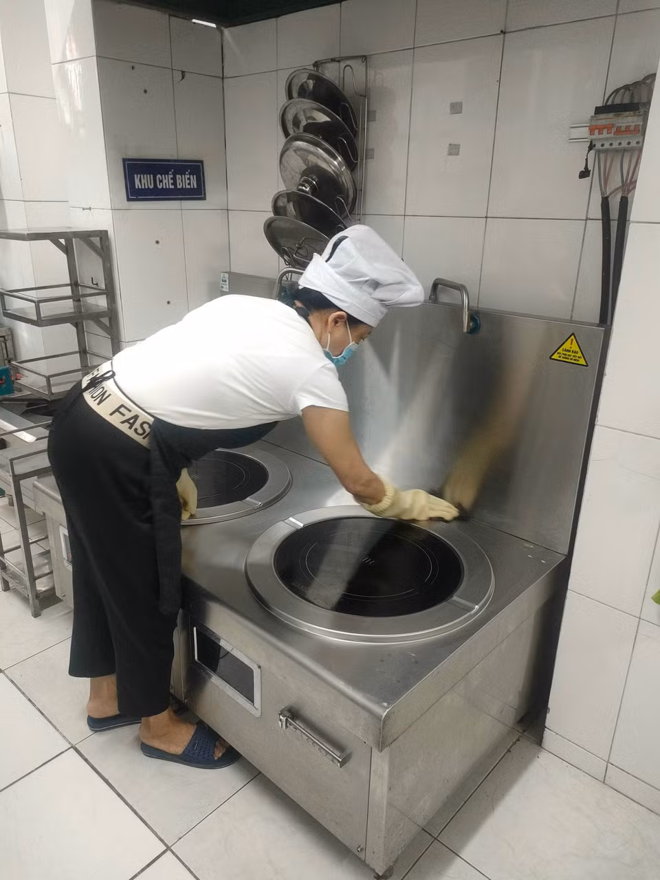 Bên cạnh đảm bảo vệ sinh an toàn thực phẩm, đây cũng là hoạt động cần thiết trong bối cảnh Hà Nội đang trong thời tiết giao mùa và có cùng lúc nhiều dịch bệnh như đau mắt đỏ, sốt xuất huyết, tay chân miệng. Trong ảnh, nhân viên lau dọn khu vực bếp tại Trường Mầm non Hoa Đào. (Ảnh: PV/Vietnam+)
