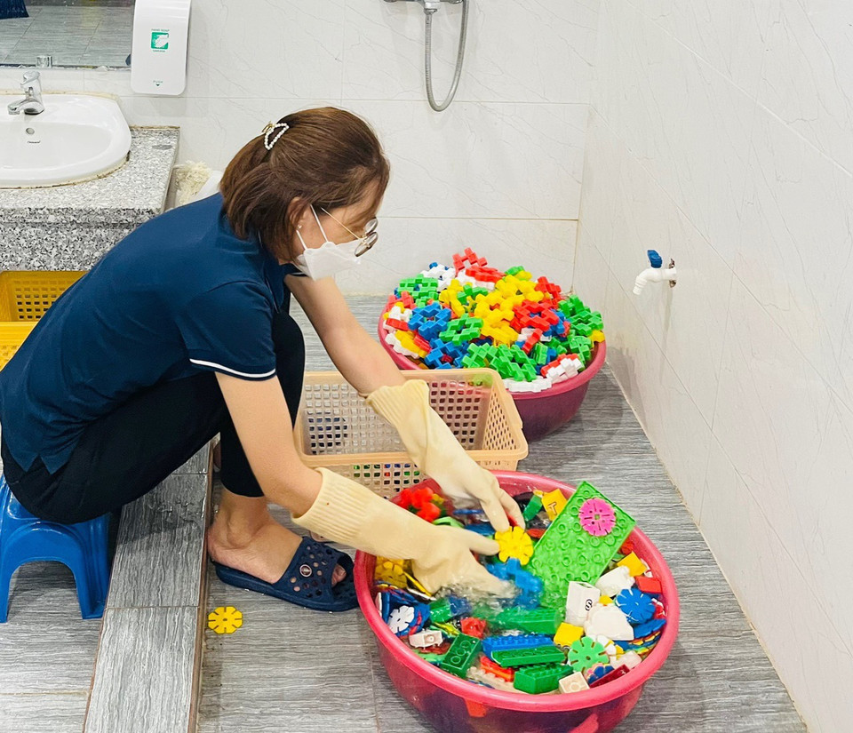 Đồ chơi được rửa sạch tại Trường Mầm non Sao Mai. (Ảnh: PV/Vietnam+)