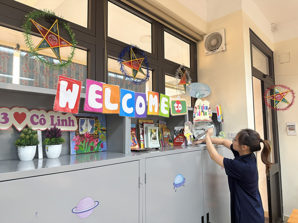 Vệ sinh lớp học tại Trường Tiểu học Nguyễn Bá Ngọc. (Ảnh: PV/Vietnam+)