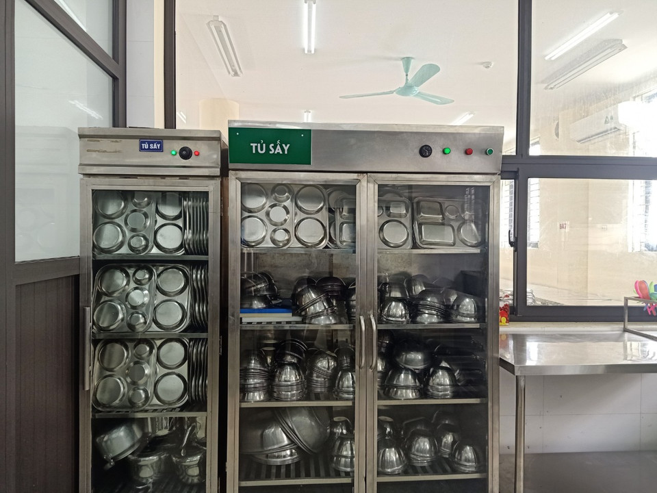 Các dụng cụ dùng nấu ăn và đựng thực phẩm được sấy khử trùng. (Ảnh: PV/Vietnam+)