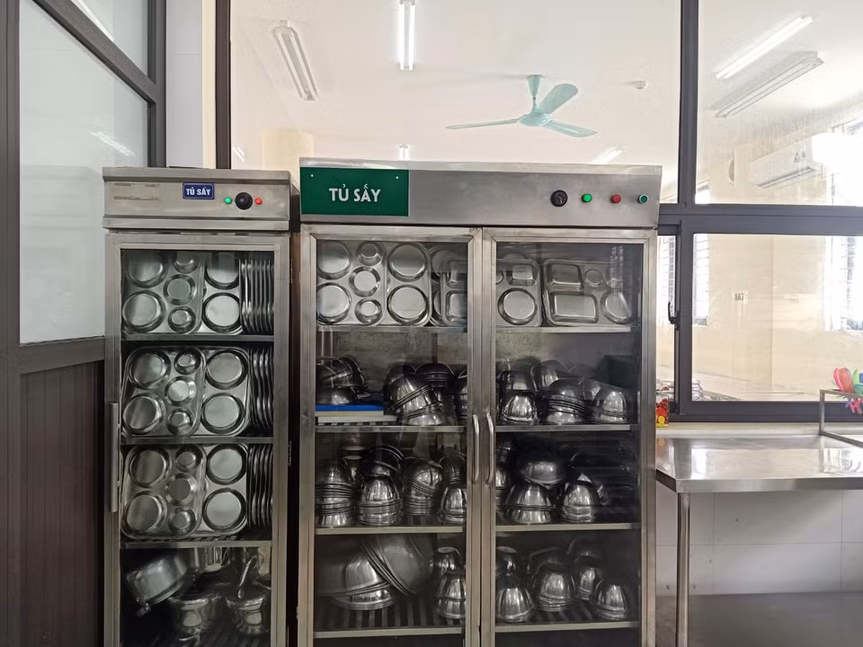 Các dụng cụ dùng nấu ăn và đựng thực phẩm được sấy khử trùng. (Ảnh: PV/Vietnam+)