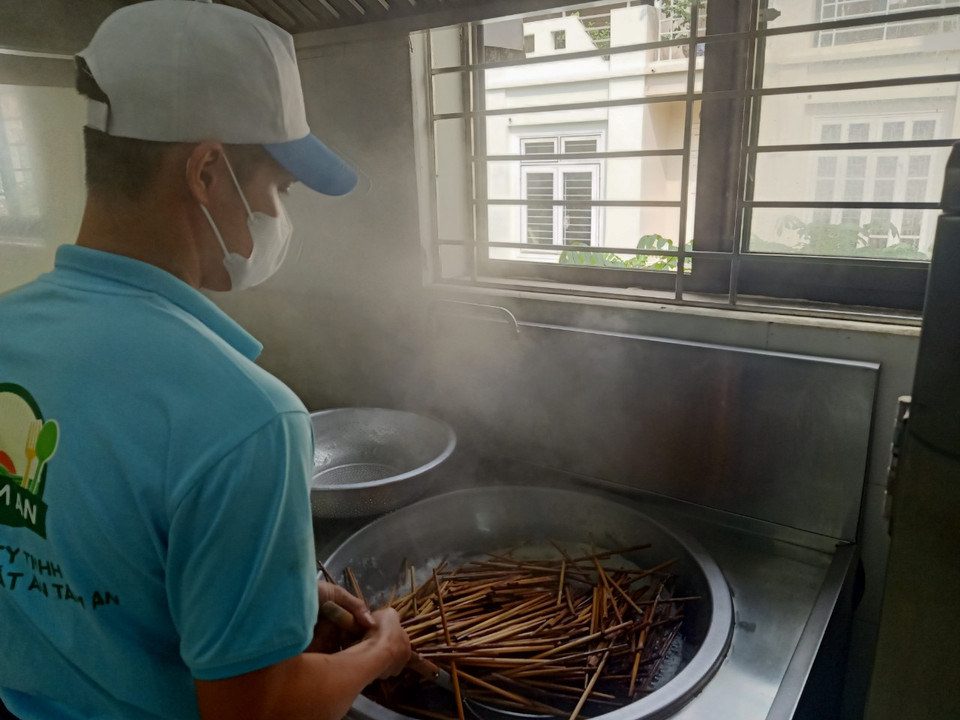 Trường Trung học Cơ sở Hoàng Hoa Thám vệ sinh đũa ăn. (Ảnh: PV/Vietnam+)