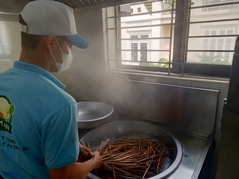 Trường Trung học Cơ sở Hoàng Hoa Thám vệ sinh đũa ăn. (Ảnh: PV/Vietnam+)