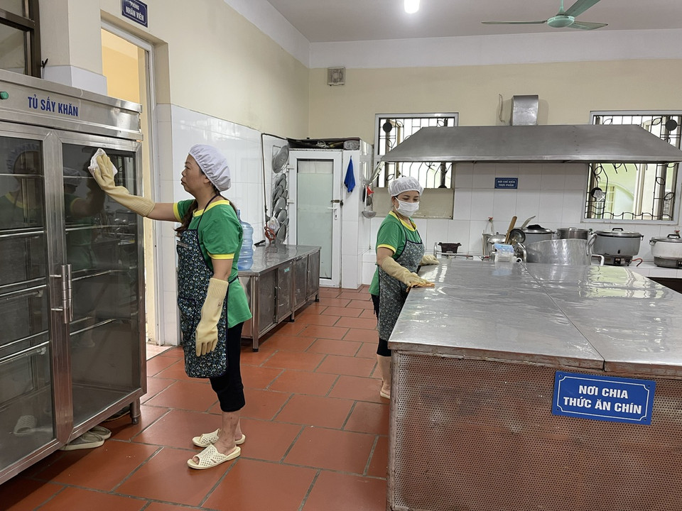 Nhân viên lau dọn khu vực bếp tại Trường Mẫu giáo số 3. (Ảnh: PV/Vietnam+)