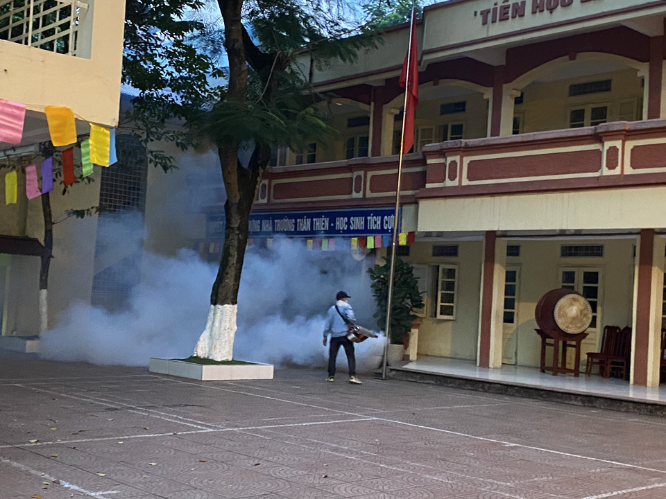 Trường Tiểu học Phúc Xá thực hiện phun khử khuẩn toàn bộ khuôn viên. (Ảnh: PV/Vietnam+)