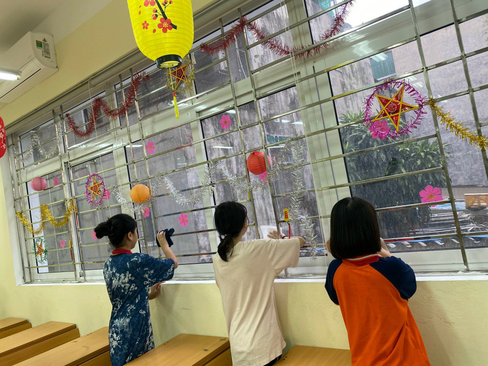 Học sinh vệ sinh lớp tại Trường Tiểu học Nghĩa Dũng. (Ảnh: PV/Vietnam+)