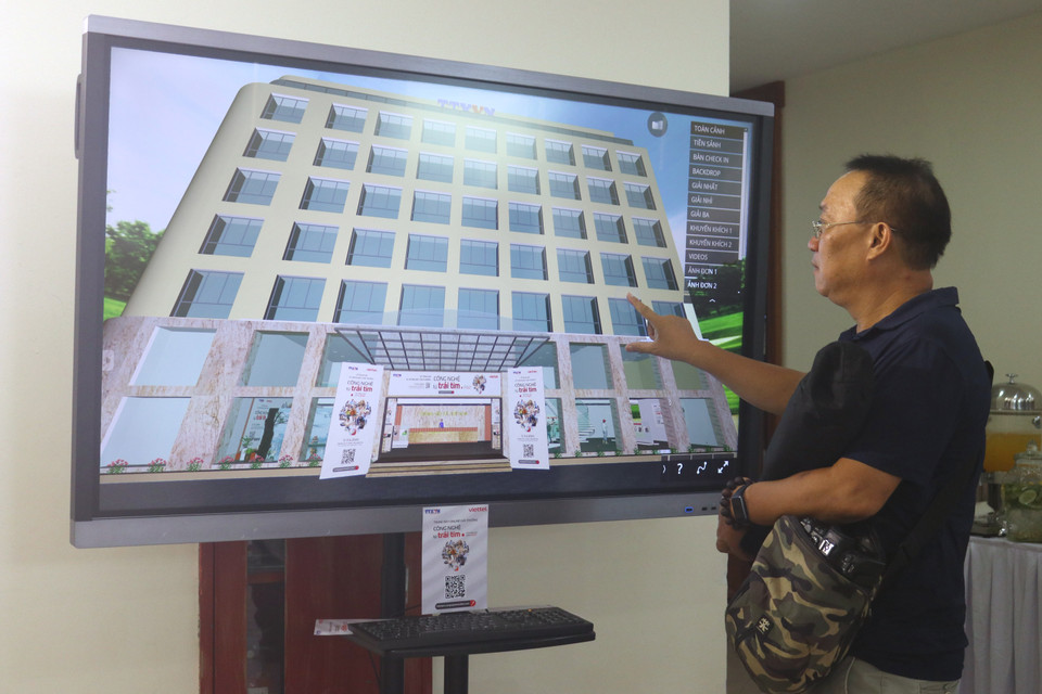 Màn hình cảm ứng giúp khách tham quan trải nghiệm không gian triển lãm 3D. (Ảnh: Minh Anh/Vietnam+)