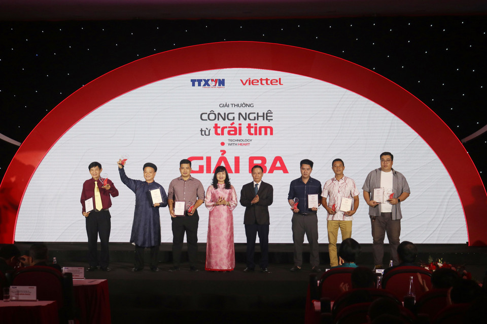 Tác giả Lê Minh Sơn (bìa phải) của báo VietnamPlus góp mặt trong danh sách tác giả thắng giải. (Ảnh: Minh Anh/Vietnam+)