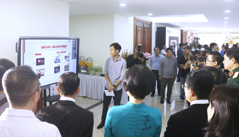 Triển lãm diễn ra song song trực tiếp tại sảnh Tòa nhà Thông tấn và trực tuyến tại website trienlam.congnghetutraitim.com. (Ảnh: Minh Anh/Vietnam+)