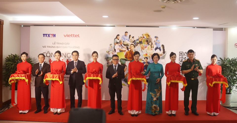 Lễ trao giải và trưng bày giải thưởng "Công nghệ từ trái tim - Technology with heart" do Thông tấn xã Việt Nam phối hợp Tập đoàn Công nghiệp - Viễn thông Quân đội Viettel đã diễn ra sáng ngày 5/6, tại tòa nhà Thông tấn xã Việt Nam (số 5 Lý Thường Kiệt, Hoàn Kiếm, Hà Nội). (Ảnh: Minh Anh/Vietnam+)
