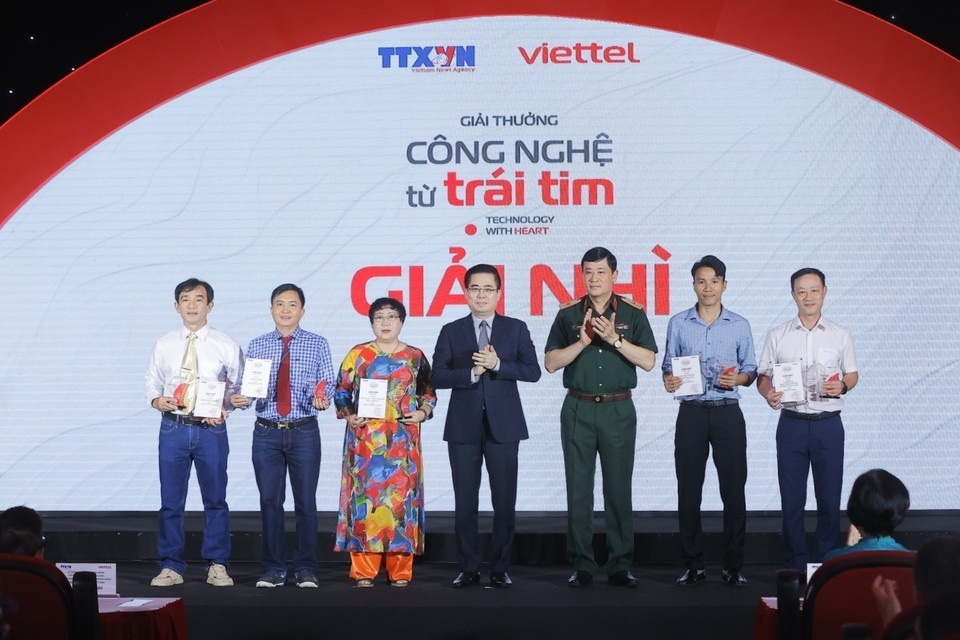 Tập thể tác giả giải Nhì. (Ảnh: Bùi Quyết/Vietnam+)