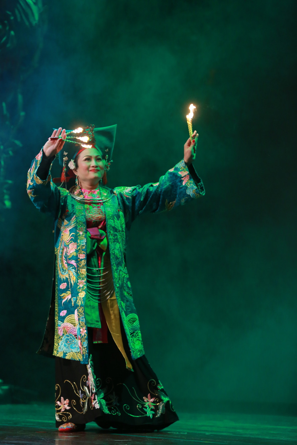 Đối với các giá hầu Thánh nữ (từ hàng Chầu tới hàng Cô), trang phục phong phú, đa dạng hơn so với các gái hầu Thánh nam. (Ảnh: Trương Văn Vị)