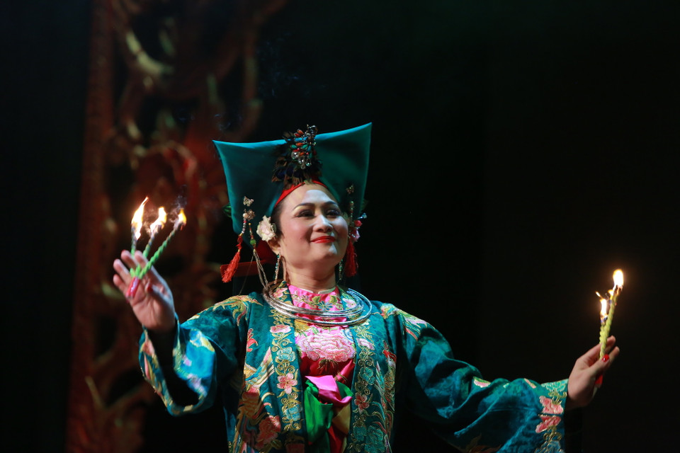 Trang phục của thanh đồng khi hầu giá Đệ Nhị Mẫu Thượng Ngàn. (Ảnh: Trương Văn Vị)