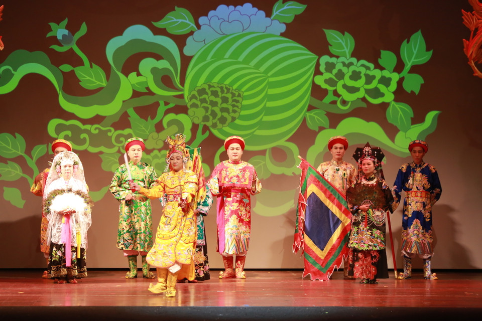 Trang phục của các thanh đồng khi thực hành nghi lễ này được gọi là khăn chầu, áo ngự. Về nguyên tắc, mỗi giá đồng thờ một vị thần linh đều có trang phục riêng. (Ảnh: Trương Văn Vị)