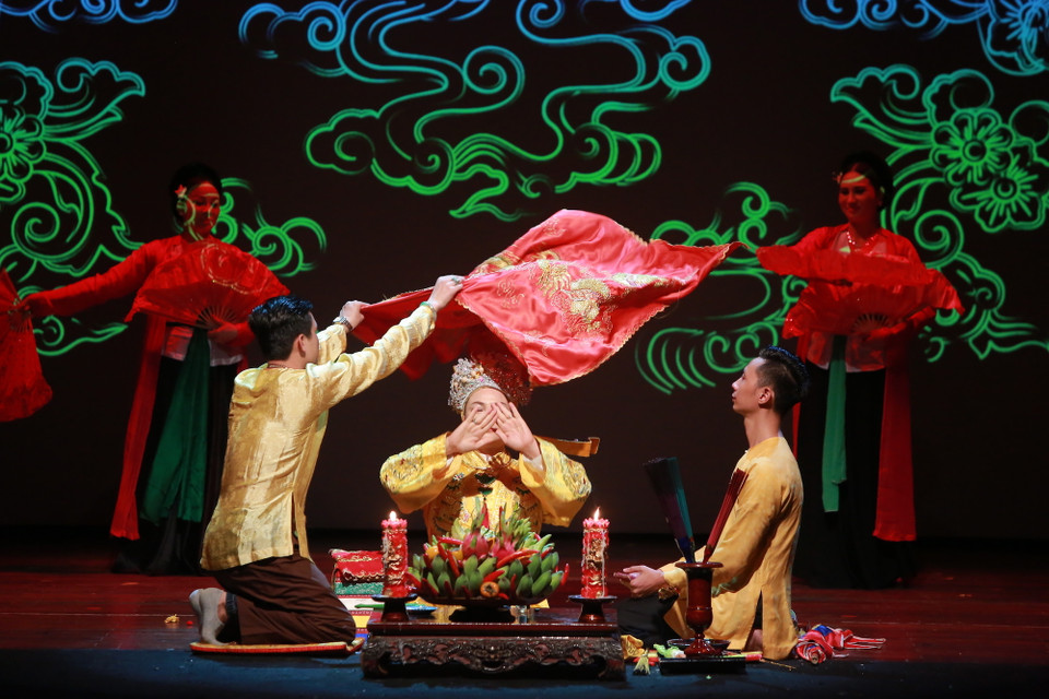 Những trang phục cơ bản của buổi hầu đồng bao gồm: khăn phủ diện màu đỏ (dùng chung cho tất cả các giá đồng), các loại áo dài (ít nhất là năm cái có năm màu sắc khác nhau, dùng riêng cho từng hàng thánh), các loại mũ khăn, thắt lưng, đai, thẻ ngà, vòng… (Ảnh: Trương Văn Vị)