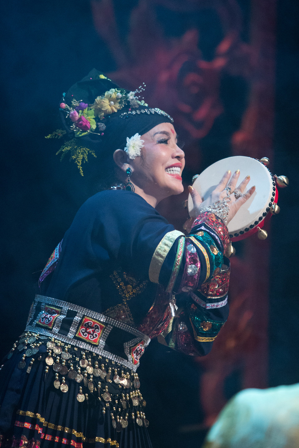 Trình diễn giá hầu Cô bé Thượng Ngàn. (Ảnh: Trương Văn Vị)