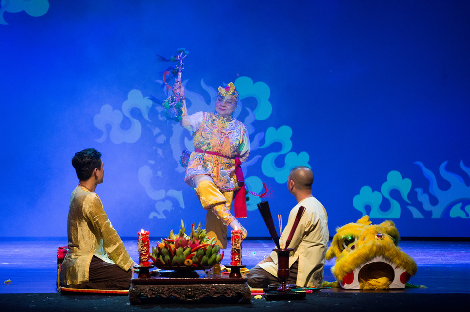 Nghệ nhân dân gian Nguyễn Thị Thủy trình diễn giá hầu Cậu bé Bản Đền. (Ảnh: Trương Văn Vị)