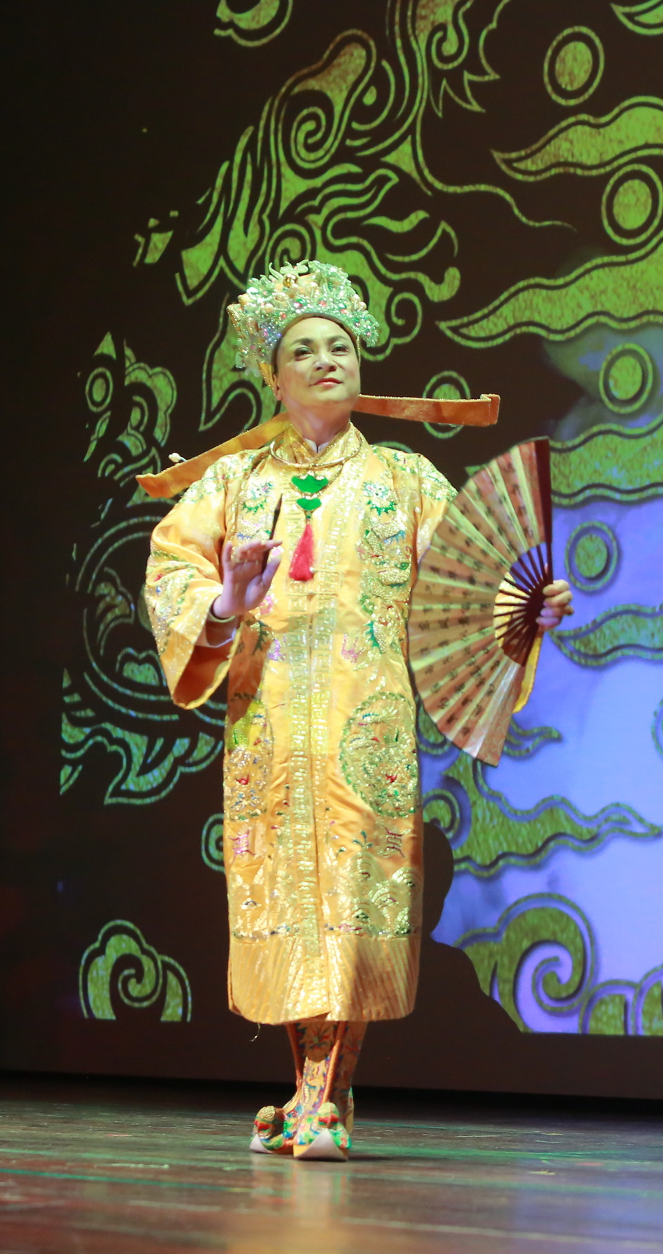 Với các Thánh nam (từ hàng Quan đến hàng Ông Hoàng, hàng Cậu), thanh đồng có những phục trang phục riêng (tùy theo vị Thánh đó thuộc hàng quan văn hay quan võ, độ tuổi và tính cách của vị Thánh…). Trong đó, áo là trang phục chính, thường có chất liệu gấm, thêu hình tứ linh, gắn hạt cườm, hạt xoàn lóng lánh. (Ảnh: Trương Văn Vị)