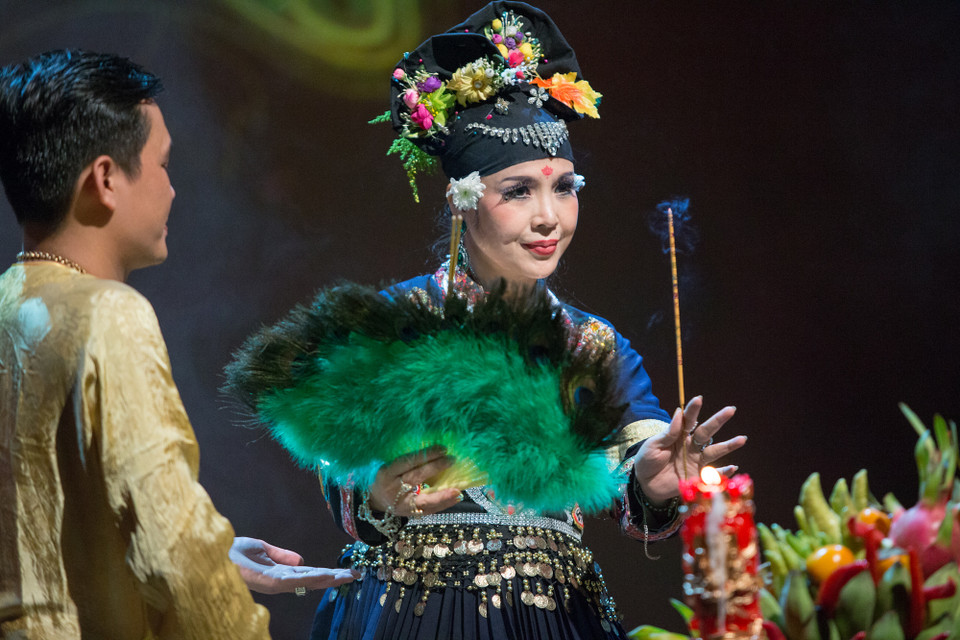 Đối với các giá hầu Thánh nữ, thanh đồng có các loại khăn, dải khăn quấn đầu, dây lưng, các loại khăn quàng cổ, quạt lông nhiều màu sắc, đồ trang sức… (Ảnh: Trương Văn Vị)