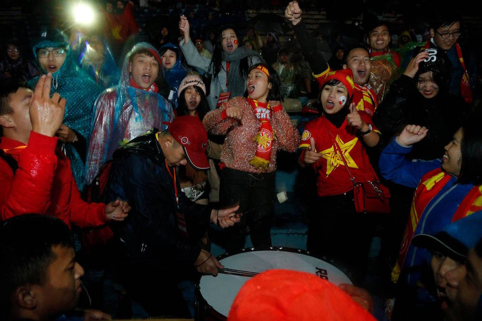 Mặc dù trời mưa nặng hạt nhưng cũng không ngăn được tinh thần nhiệt huyết của các khán giả. (Ảnh:Minh Sơn/Vietnam+)