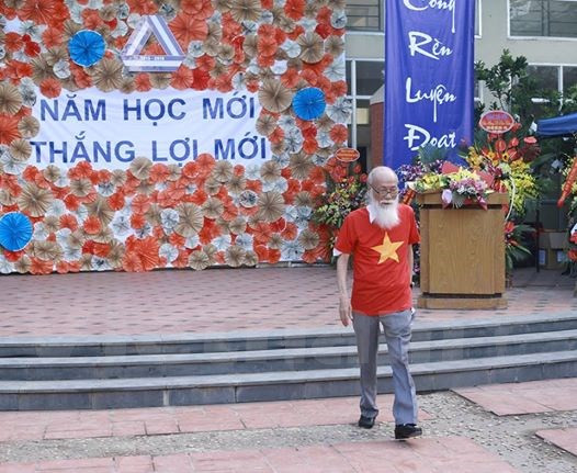 Không chỉ dạy các em tri thức, ông còn dạy học trò về đạo đức, nhân cách sống, về tình yêu nước, yêu gia đình, tình yêu lao động. (Ảnh: Tùng Lâm/Vietnam+)