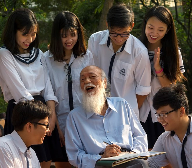 Phó giáo sư Văn Như Cương nổi tiếng không chỉ bởi tài năng sư phạm mà còn bởi ông là người thầy hết lòng thương yêu học trò. (Ảnh: LTV)