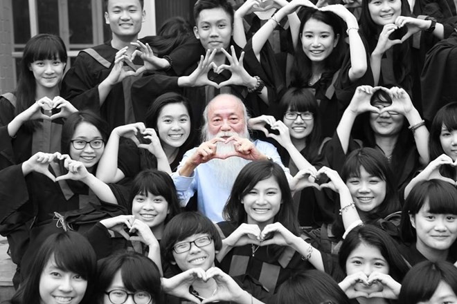 hay có thể tạo dáng trẻ trung, chụp ảnh cùng học trò, người thầy-hiệu trưởng râu tóc bạc phơ vẫn rất gần gũi, đồng điệu với học sinh. (Ảnh: LTV)