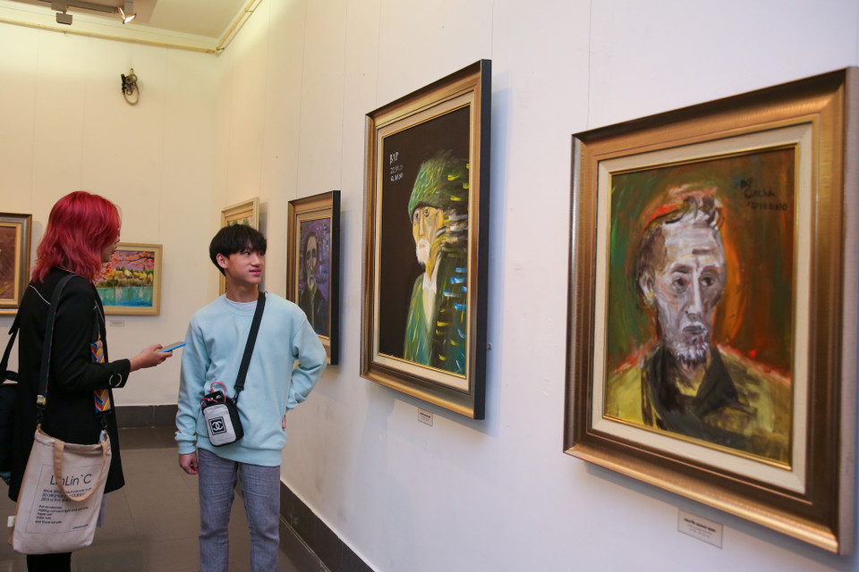 Nguyễn Quang Minh (15 tuổi) coi vẽ là một mảng màu tươi sáng trong cuộc sống. Một trong những cảm giác cậu muốn người xem cảm nhận được chính là nguồn năng lượng tích cực, màu sắc tươi sáng và bút pháp nhẹ nhàng. (Ảnh: Minh Sơn/Vietnam+)